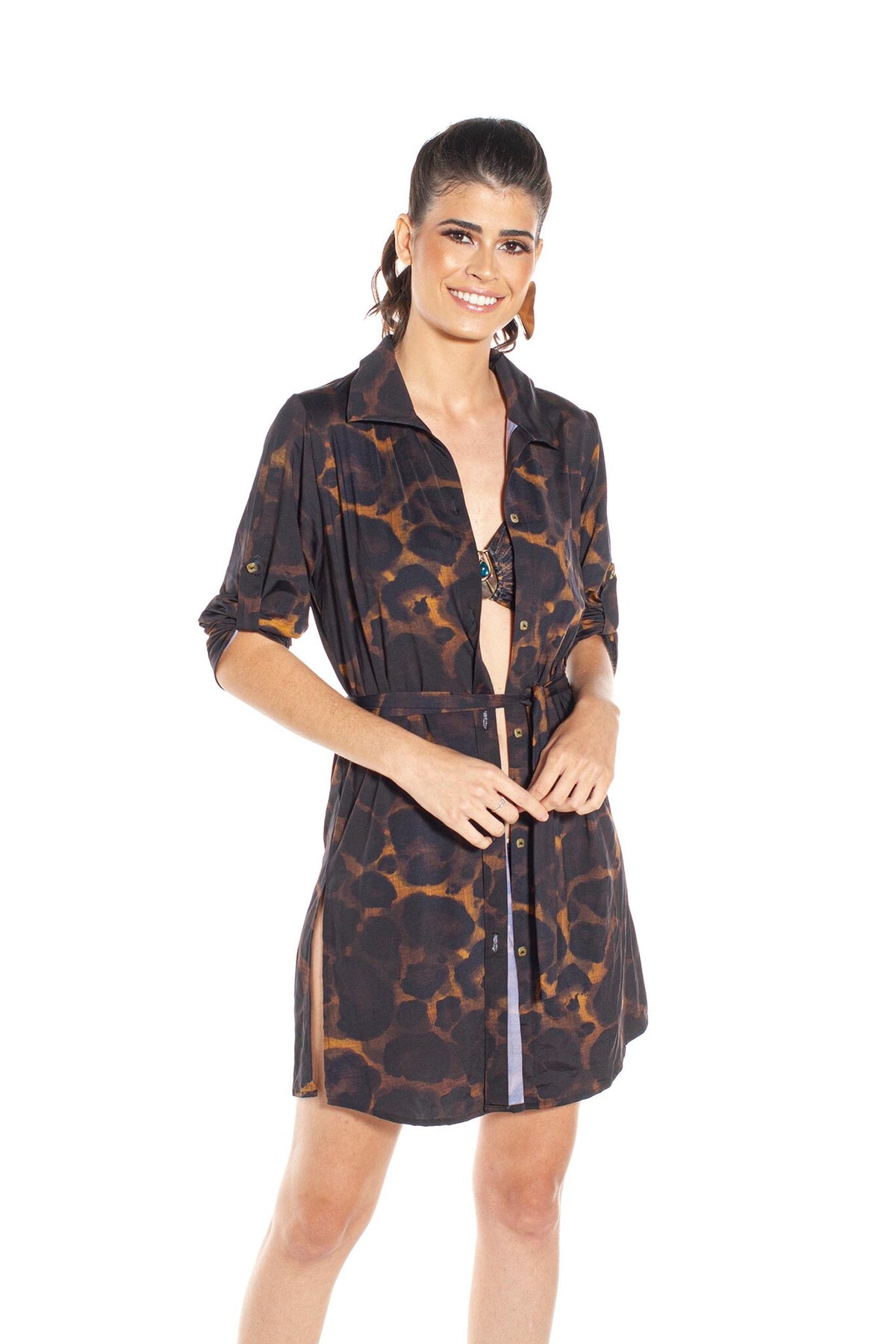 Model Front: Lua Morena Shirtdress Chemise Uv Onca Preta