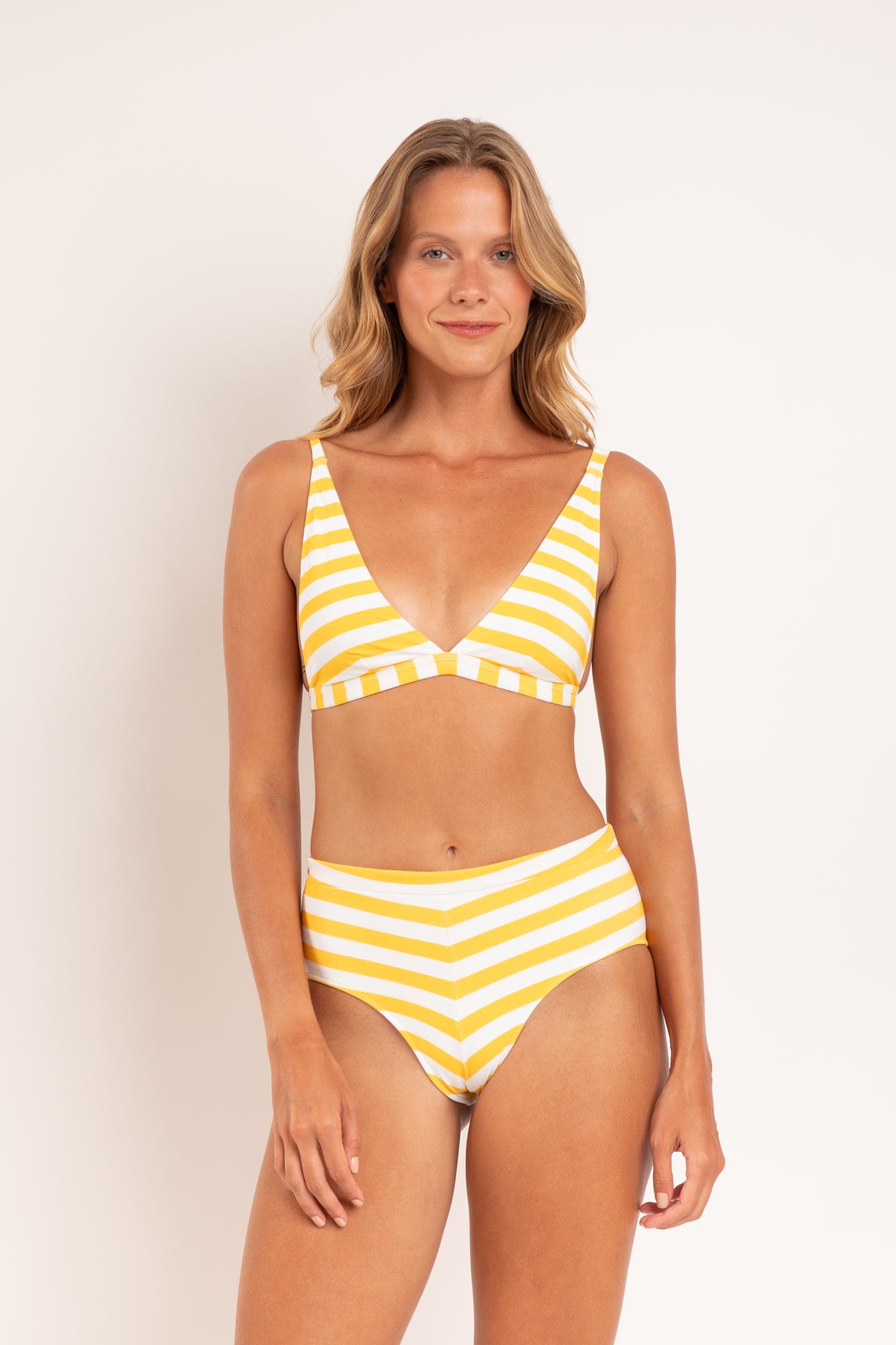 Model Front: Rio De Sol Set Set Sunshine Alba Lylou
