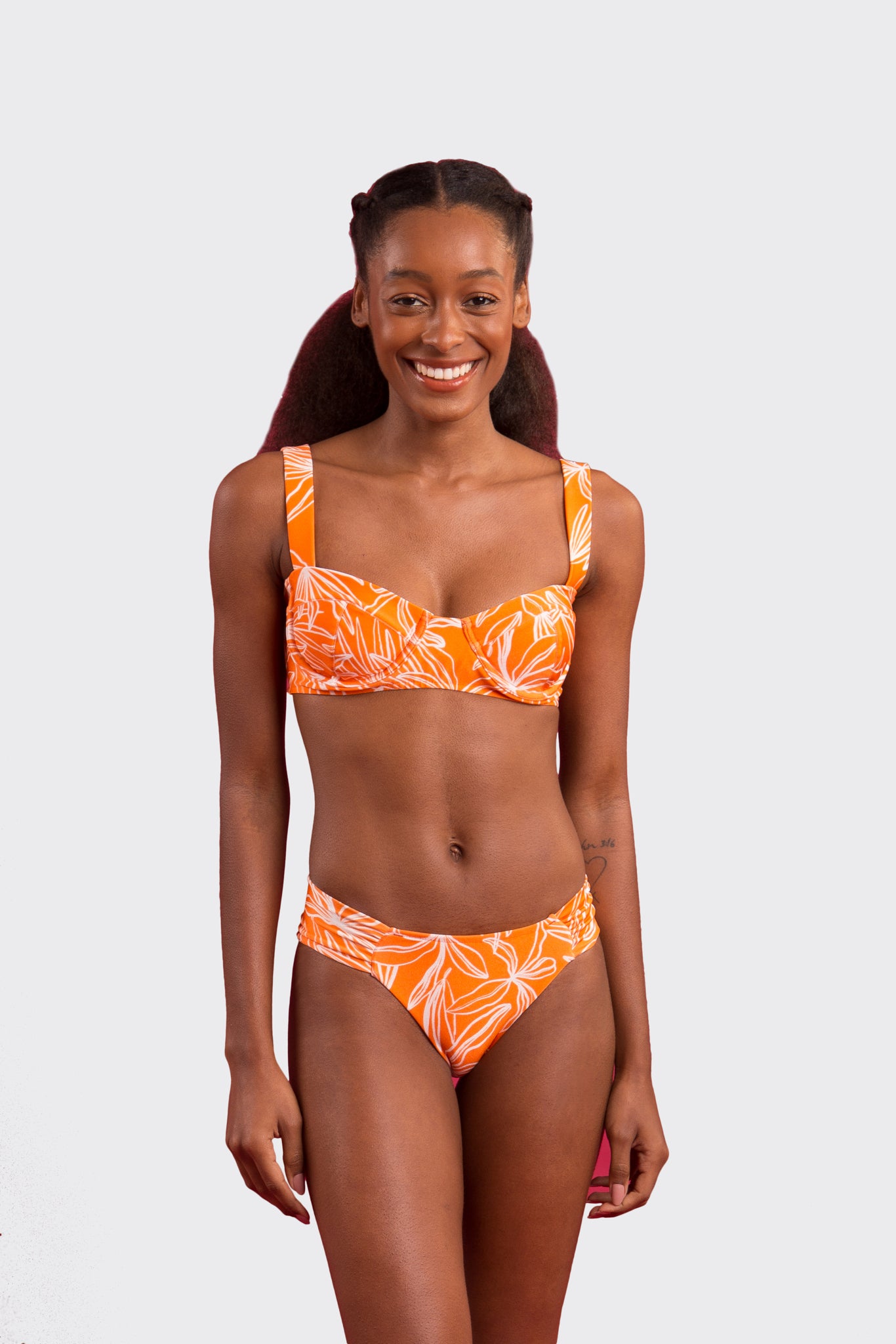 Model Front: Rio De Sol Top Top Trail-Orange Amelia