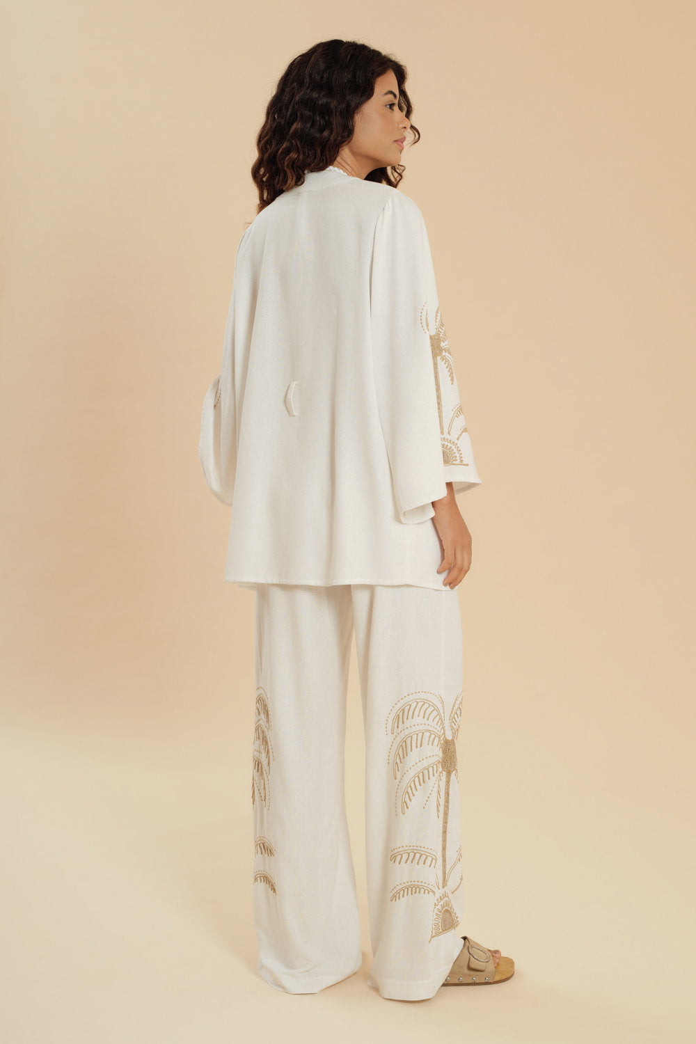 Model Back: Blueman Kaftans / Cover Ups Offwhite Kimono Tropical