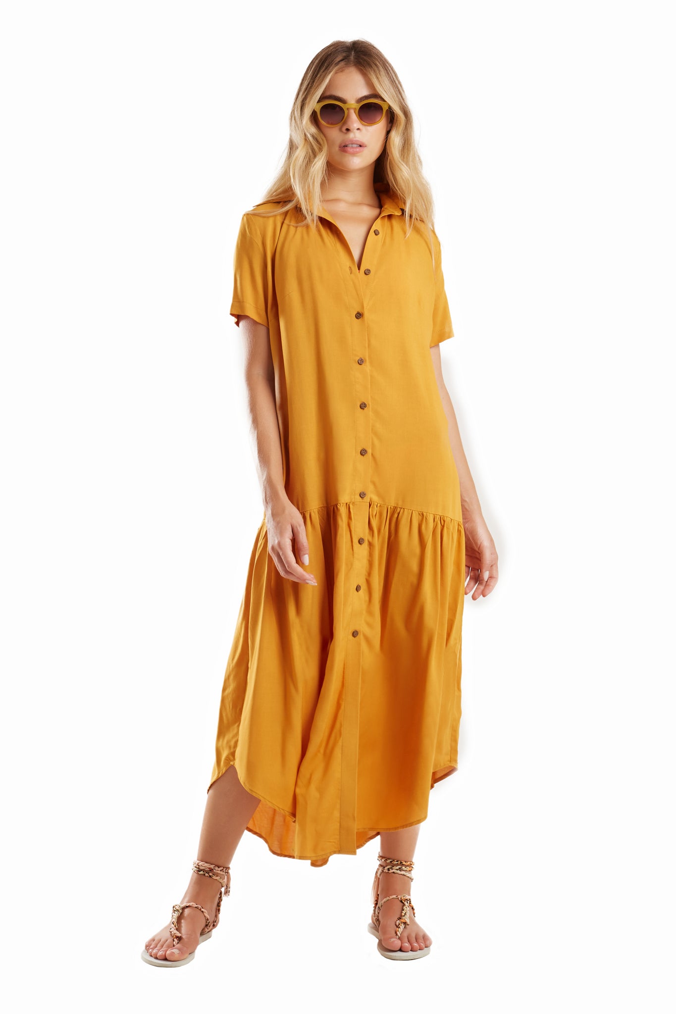 Model Front: Blueman Shirtdress Vestido Chemise Eva Liso Marrom