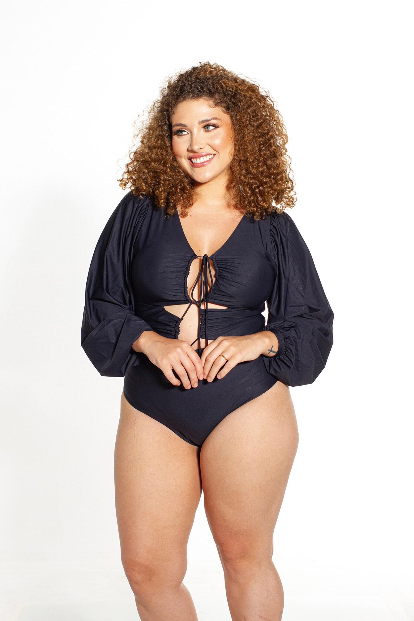 Model Front: Lua Morena One-Piece Maio Manga Uv Preto