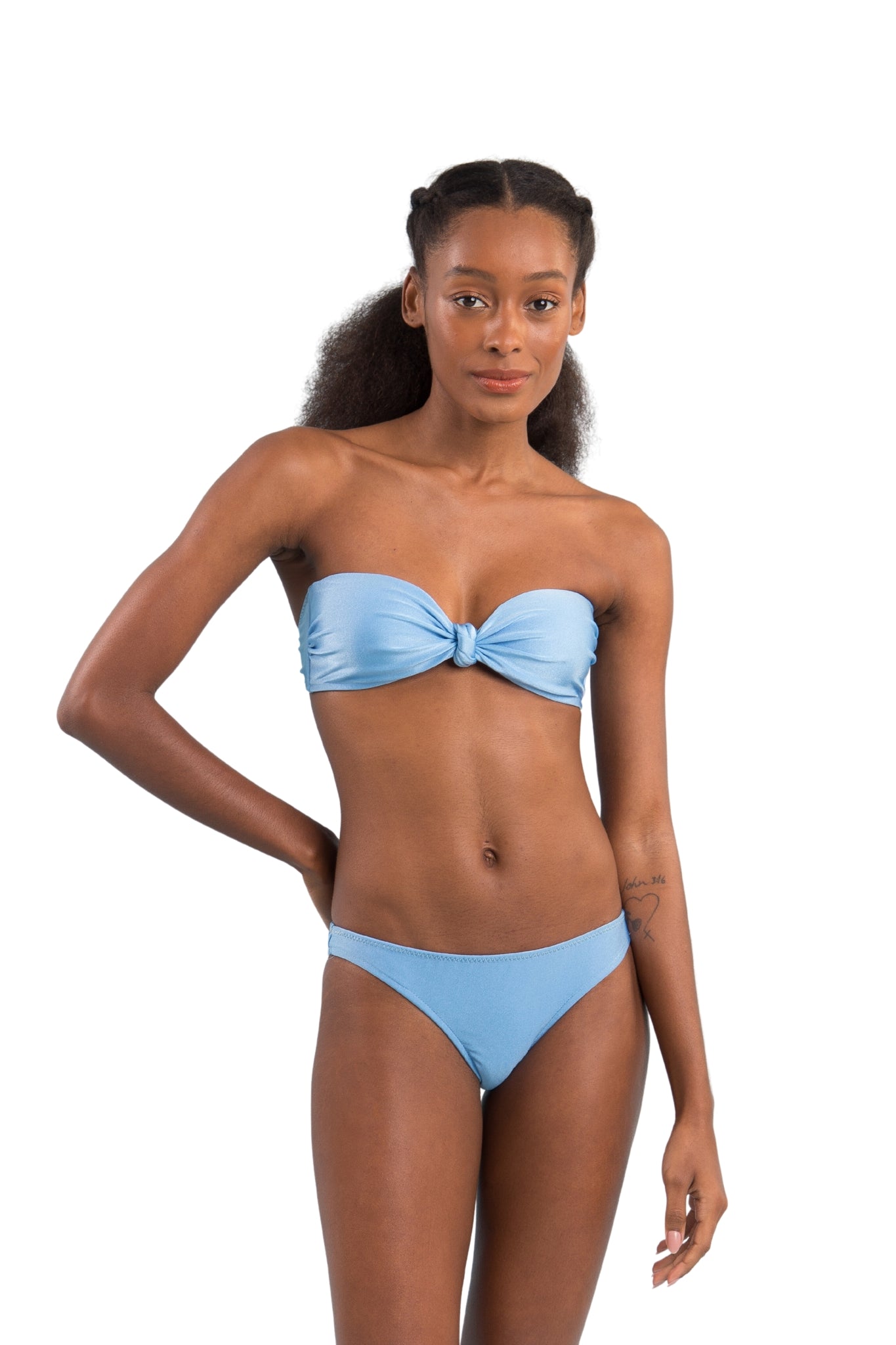Model Front: Rio De Sol Set Set Shimmer-Baltic-Sea Bandeau-Joy Essential