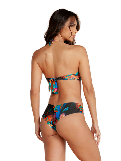 Model Back: Lua Morena Top Top Metal Brinco Preto