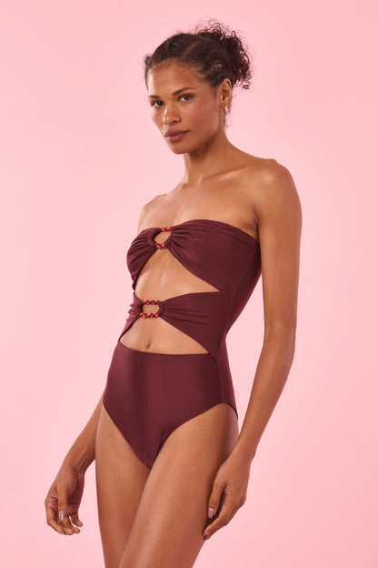 Model Front: Blueman One-Piece Paola Fasano Vinho