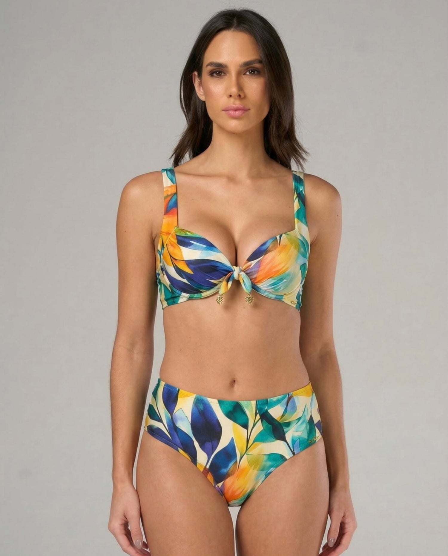 Model Front: Lua Morena Bottom Bottom Tangara Hot-Pants-Dobrado
