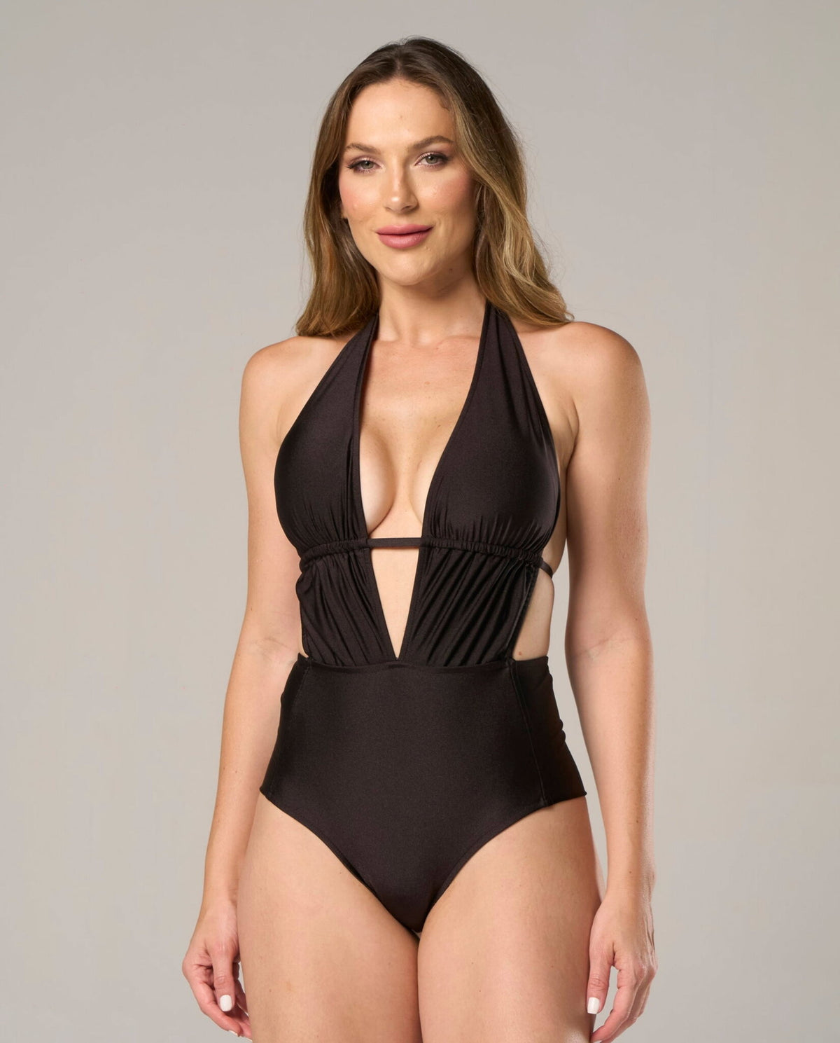 Model Front: Lua Morena One Piece Swimsuits Maio Preto Alongado-Fio-Dobrado