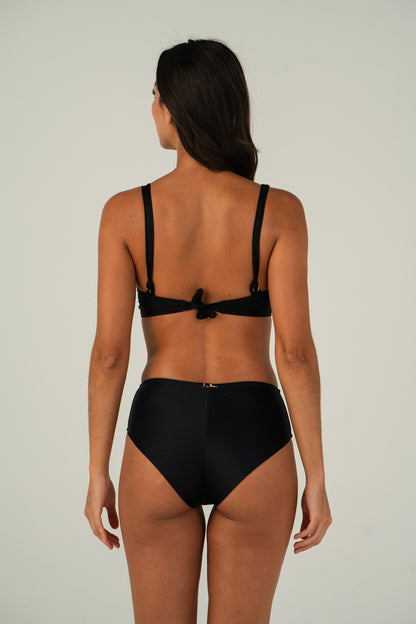 Model Back: Lua Morena Top Top Preto Meia-Taca-Larga