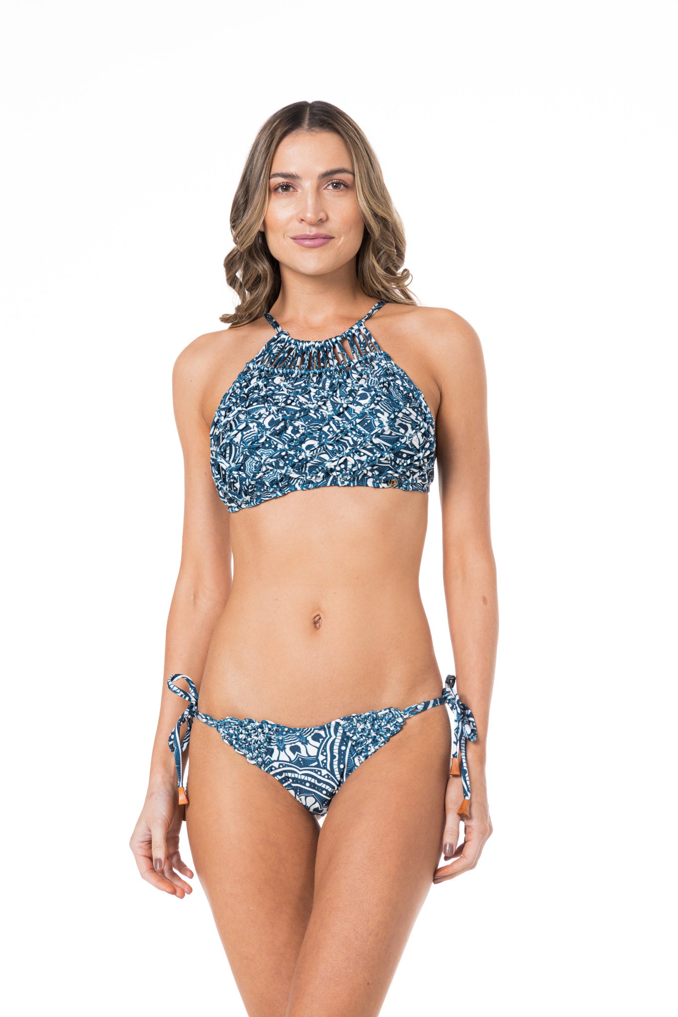 Model Front: Lua Morena Top Top Dobrado Macrame Renda