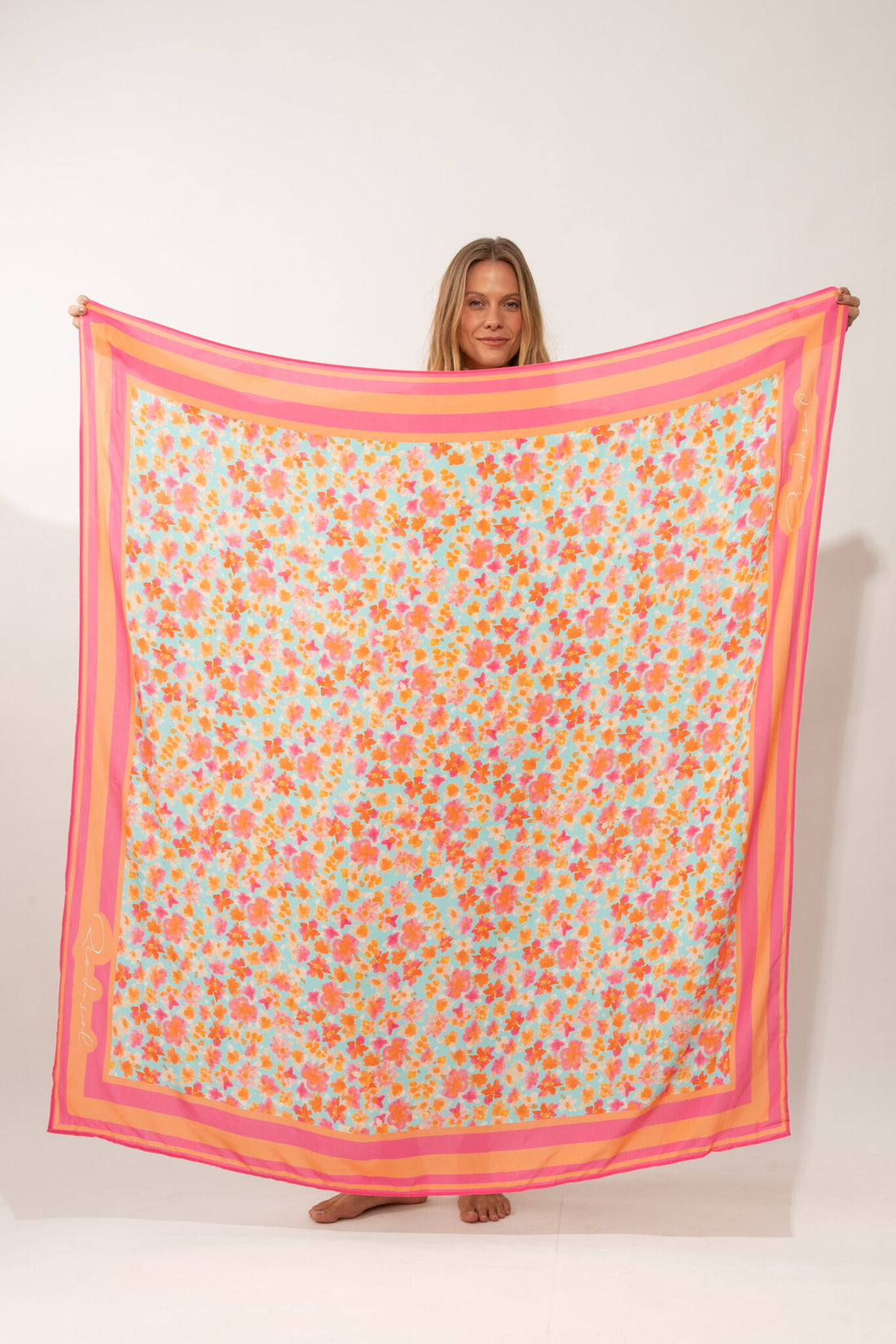 Model Front: Rio De Sol Pareo Ditsy-Sky Canga