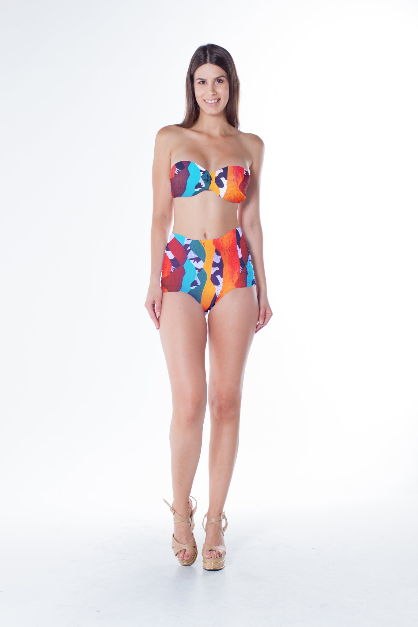 Model Front: Lua Morena Top Top Franzido Metal Dunas