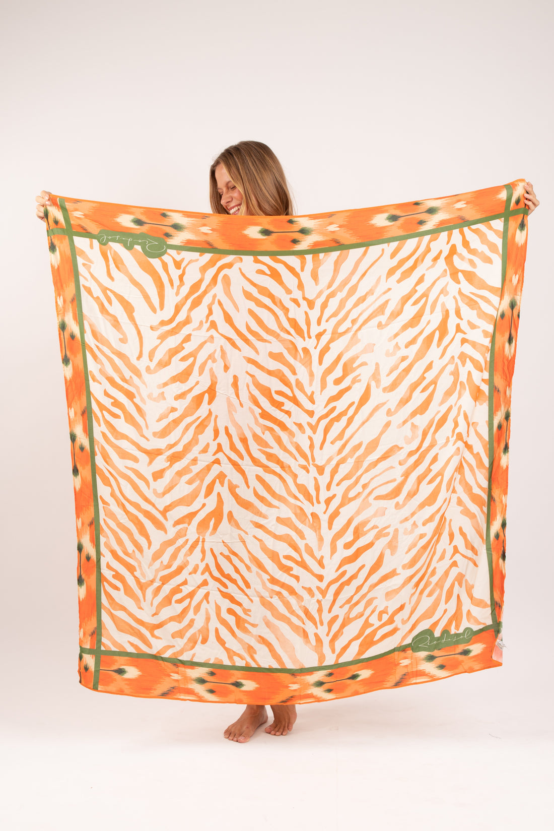 Model Front: Rio De Sol Pareo Sahari Canga