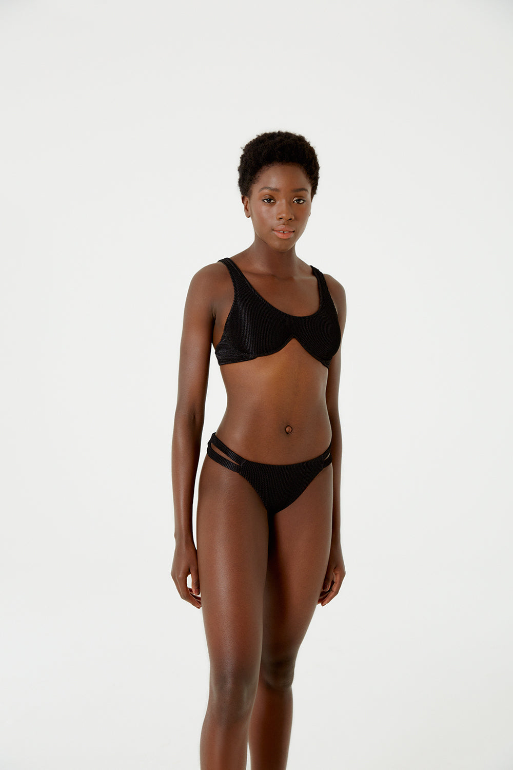 Model Front: Blueman Top Top Wavy Shine Preto