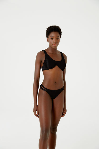 Model Front: Blueman Top Top Wavy Shine Preto