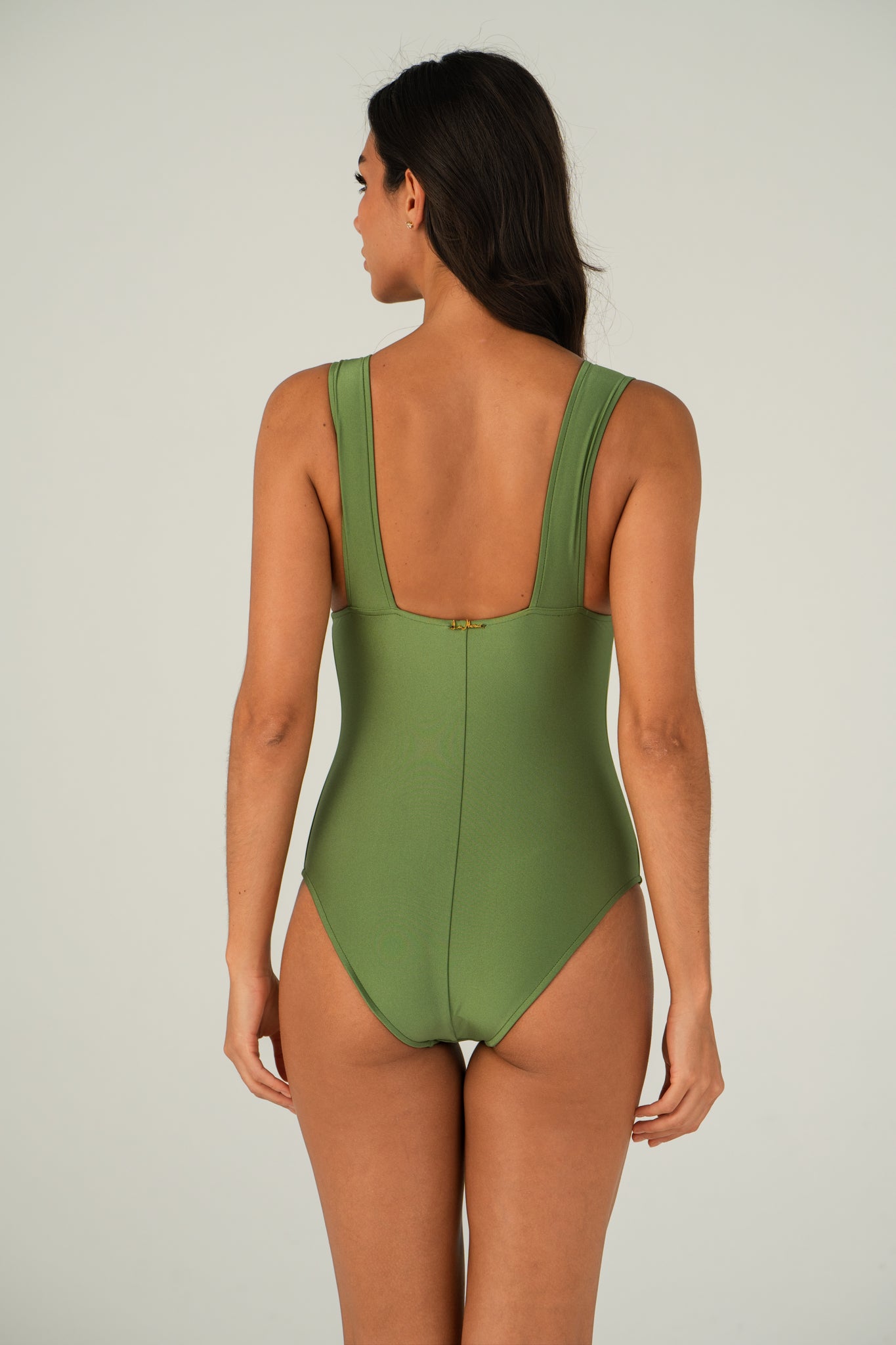 Model Back: Lua Morena One-Piece Maio Aroeira Compressao