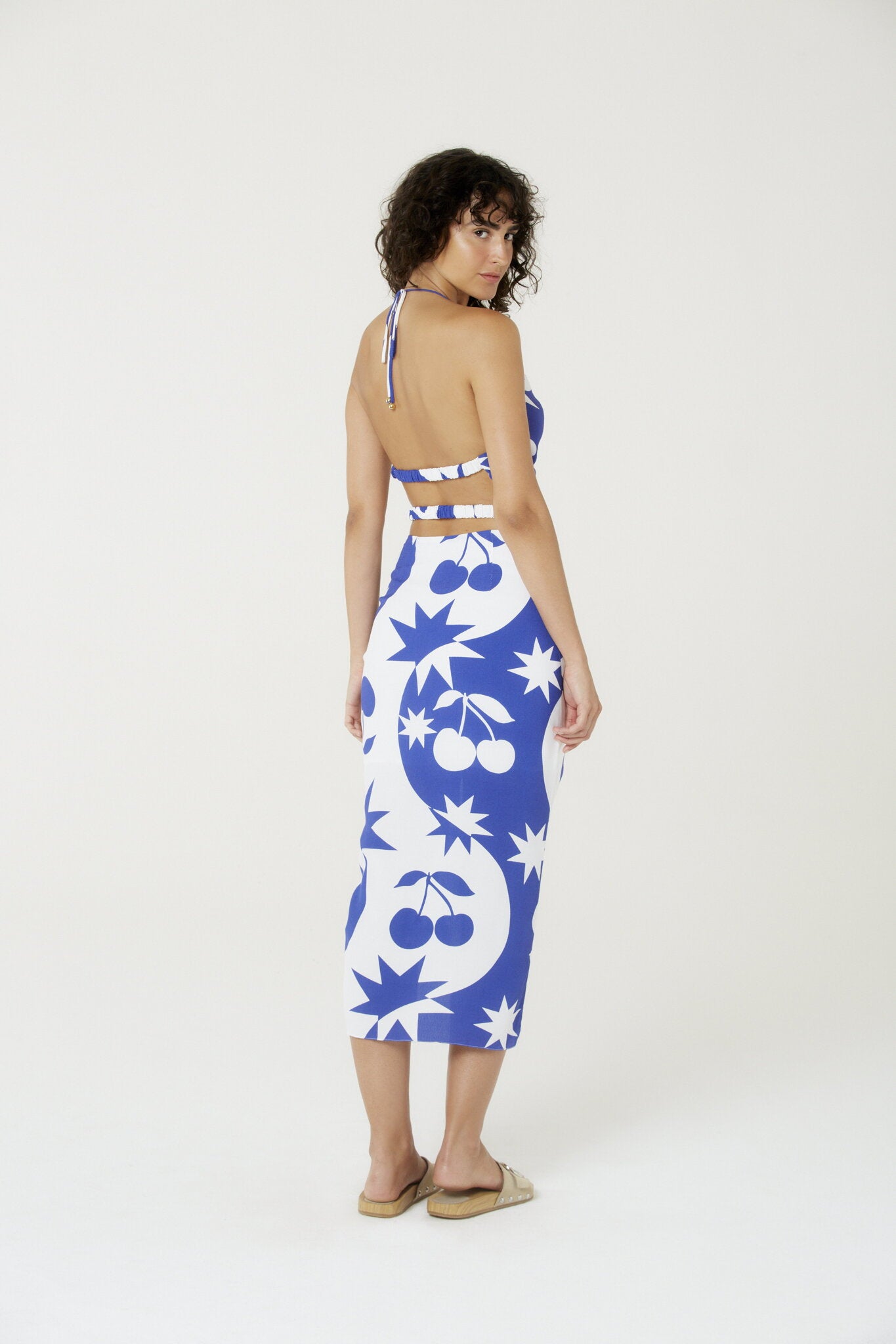 Model Back: Blueman Beach Top Blusa Top Cropped Degage Cerise