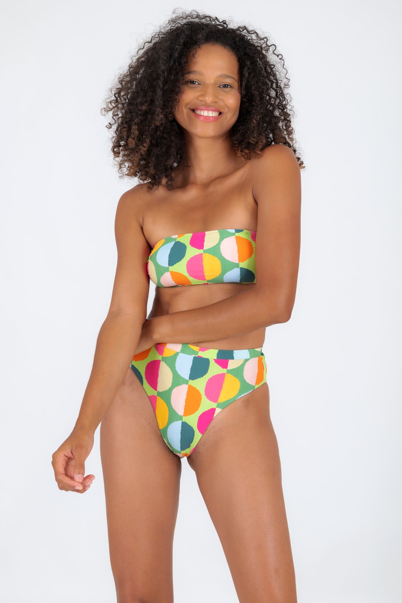 Model Front: Rio De Sol Set Set Garden-City Bandeau-Reto Hotpant-Cos