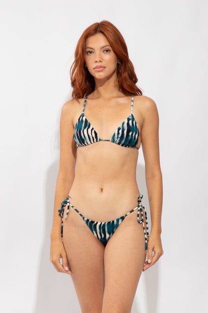 Model Front: Rio De Sol Top Top Azule Lia