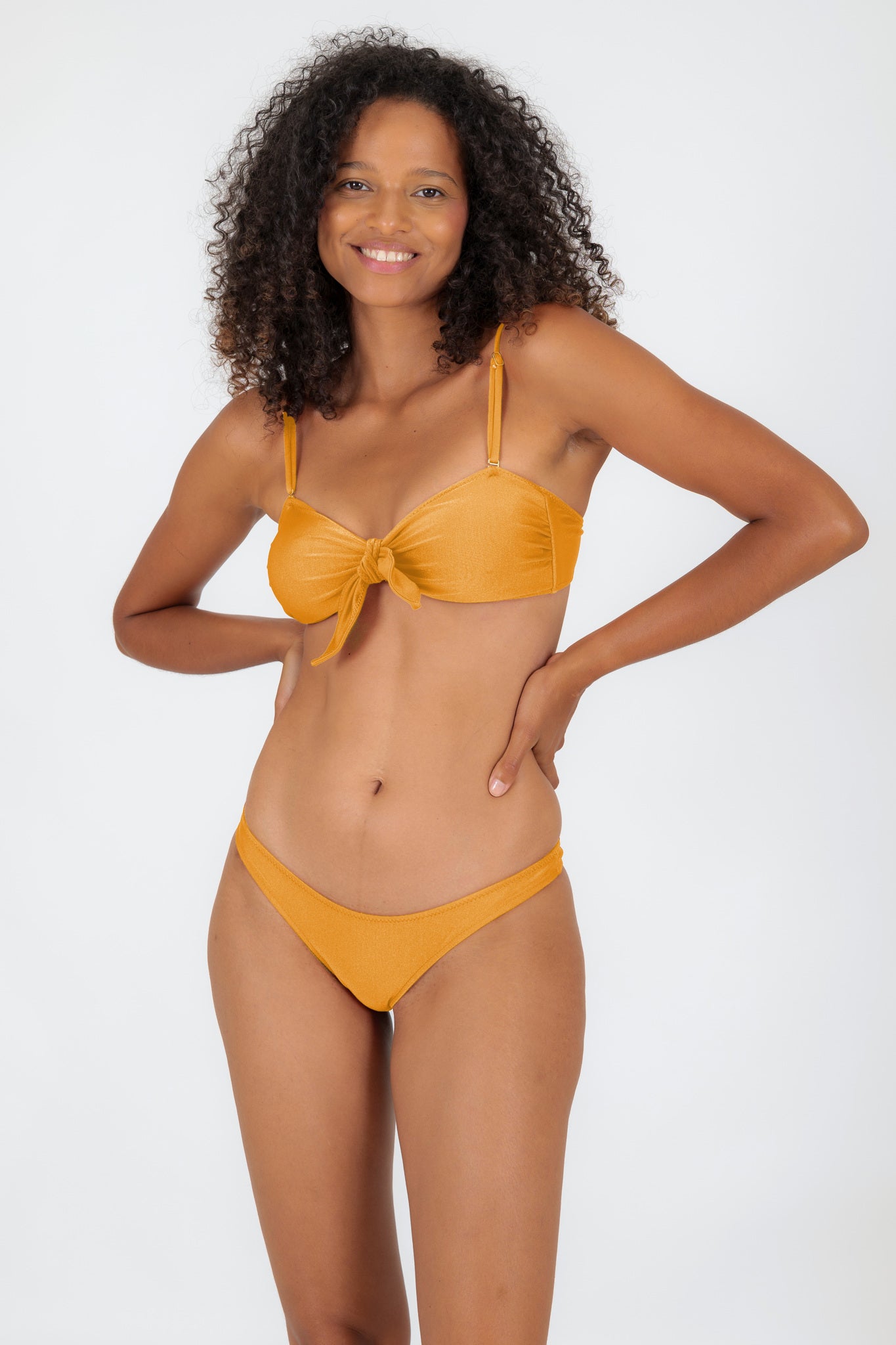 Model Front: Rio De Sol Top Top Damasco Bandeau-No