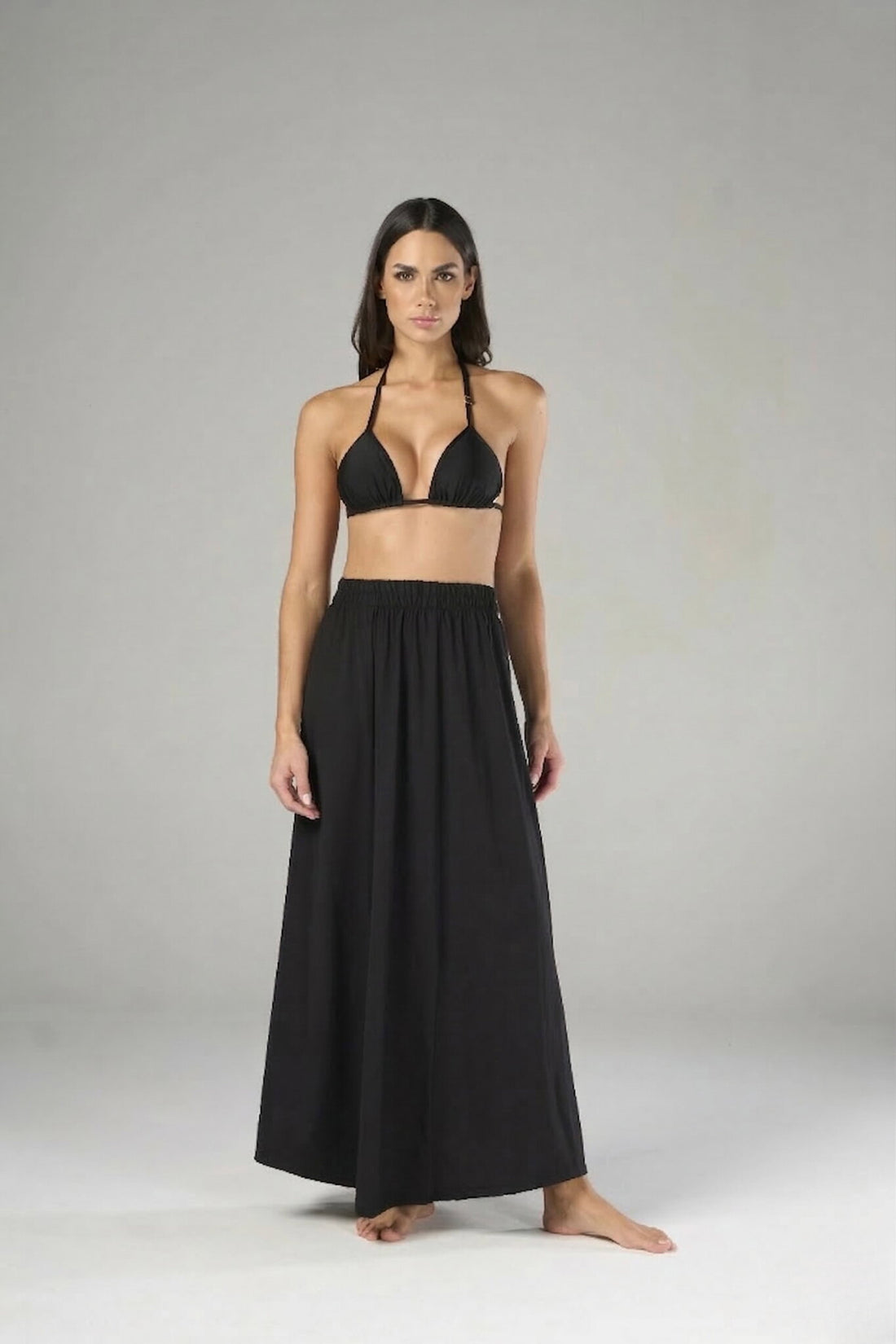 Model Front: Lua Morena Beach Skirt Preto Pareo Skirt Babado