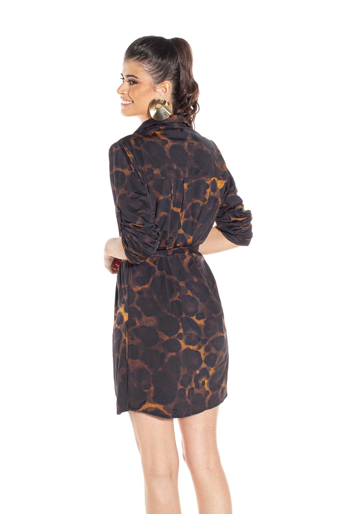 Model Back: Lua Morena Shirtdress Chemise Uv Onca Preta