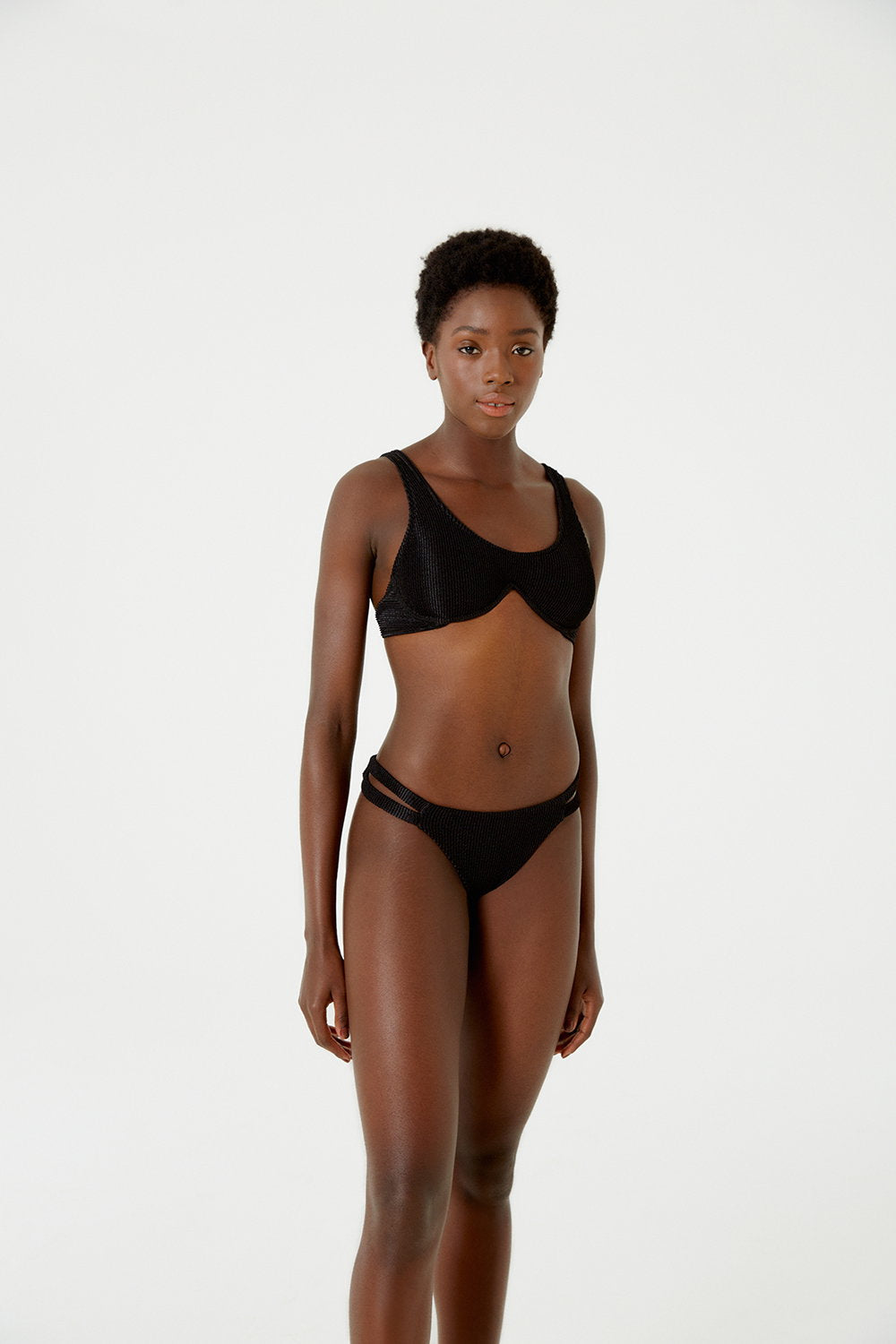Model Front: Blueman Bikini Tops Top Wavy Shine Preto