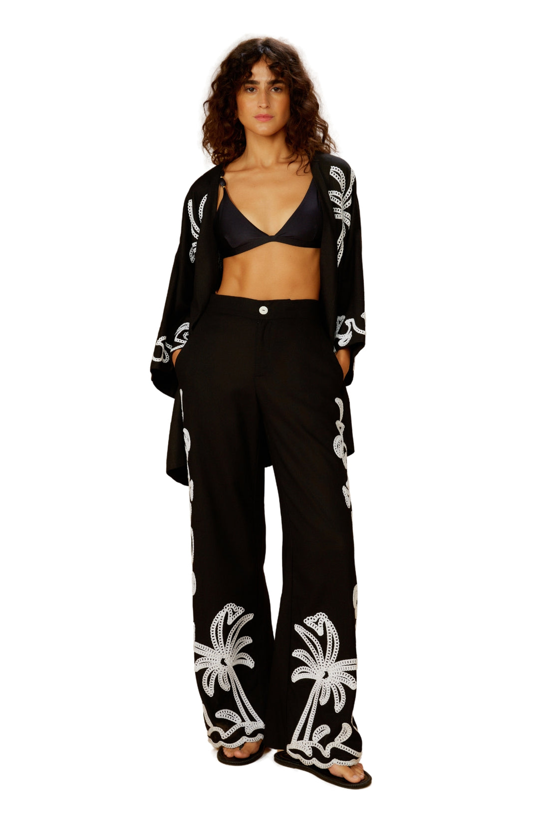 Model Front: Blueman Kaftans / Cover Ups Kimono Barrado Preto