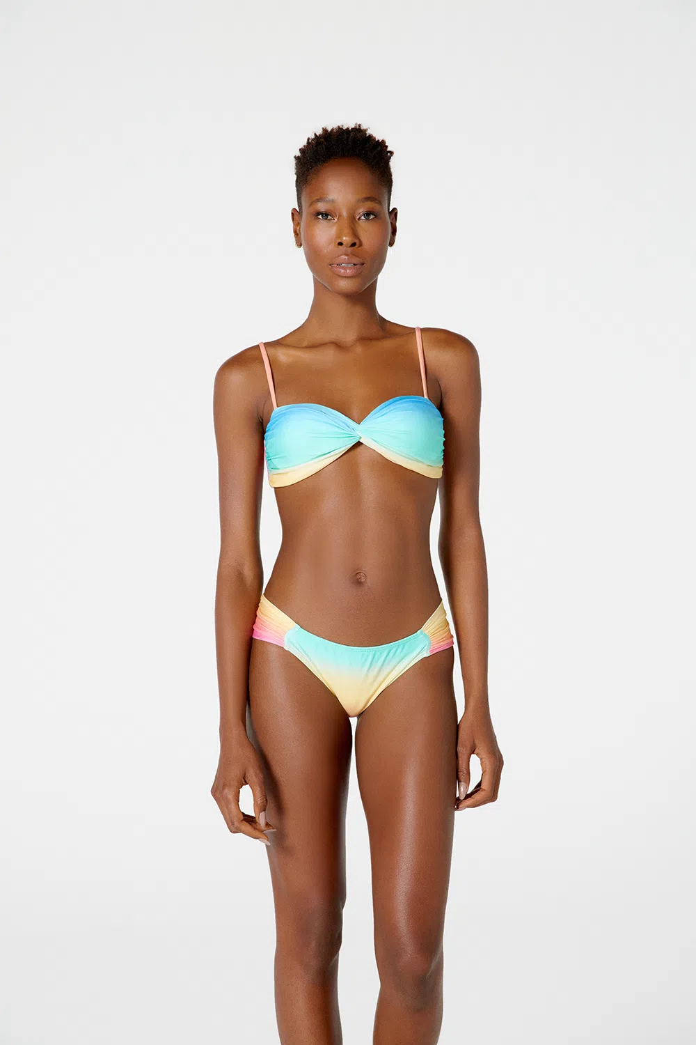 Model Front: Blueman Set Strike New Pacifico Degrade Mentos