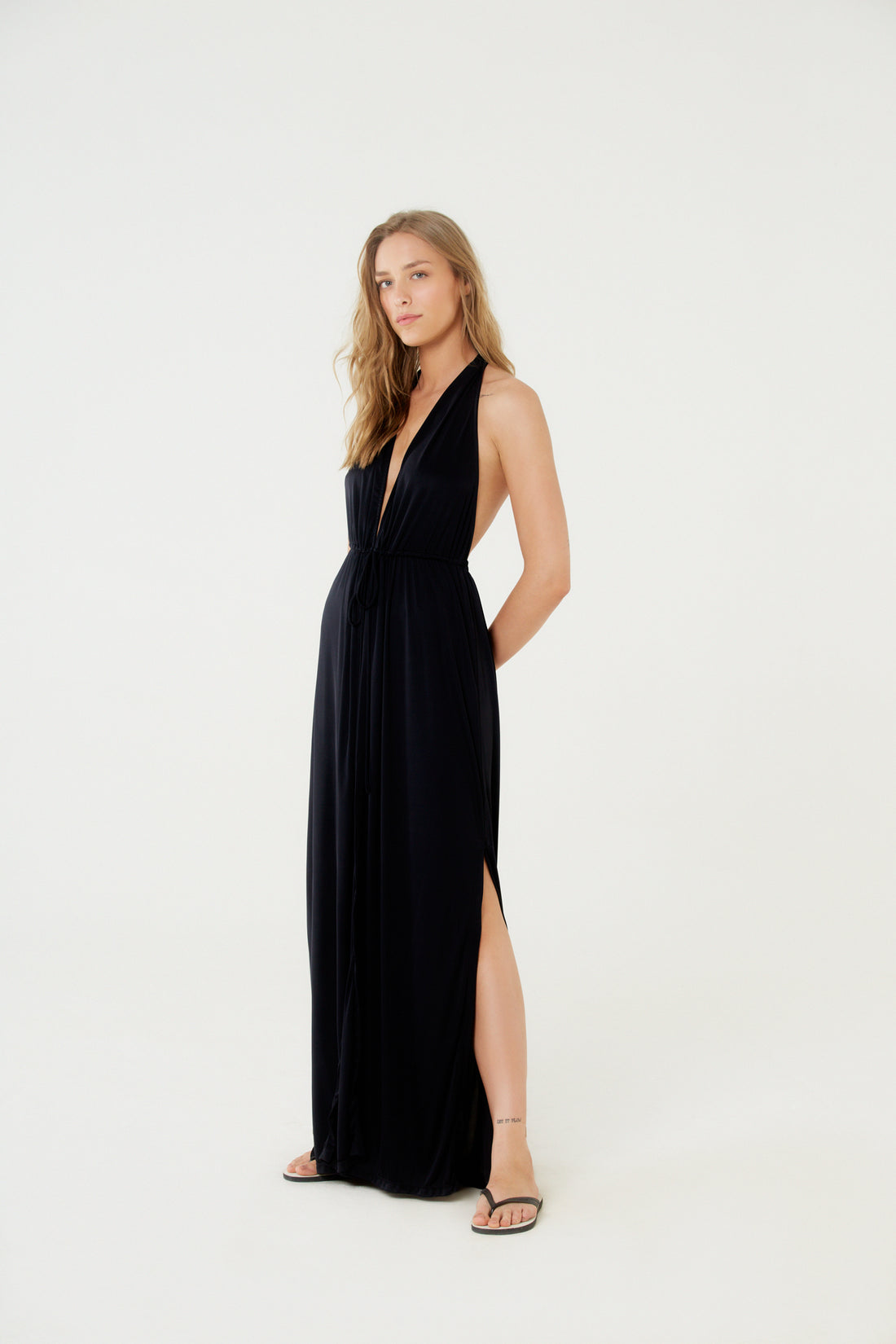 Model Front: Blueman Maxi Dresses Vestido Saida Duo Liso Preto Mistica