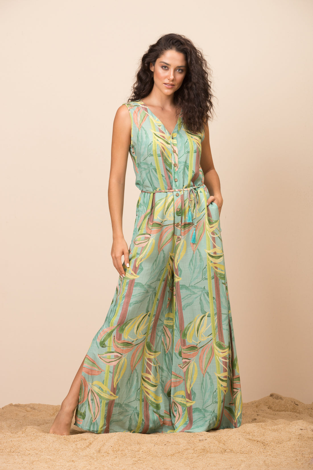 Model Front: La Playa Jumpsuits Macacao Retaga Bambu