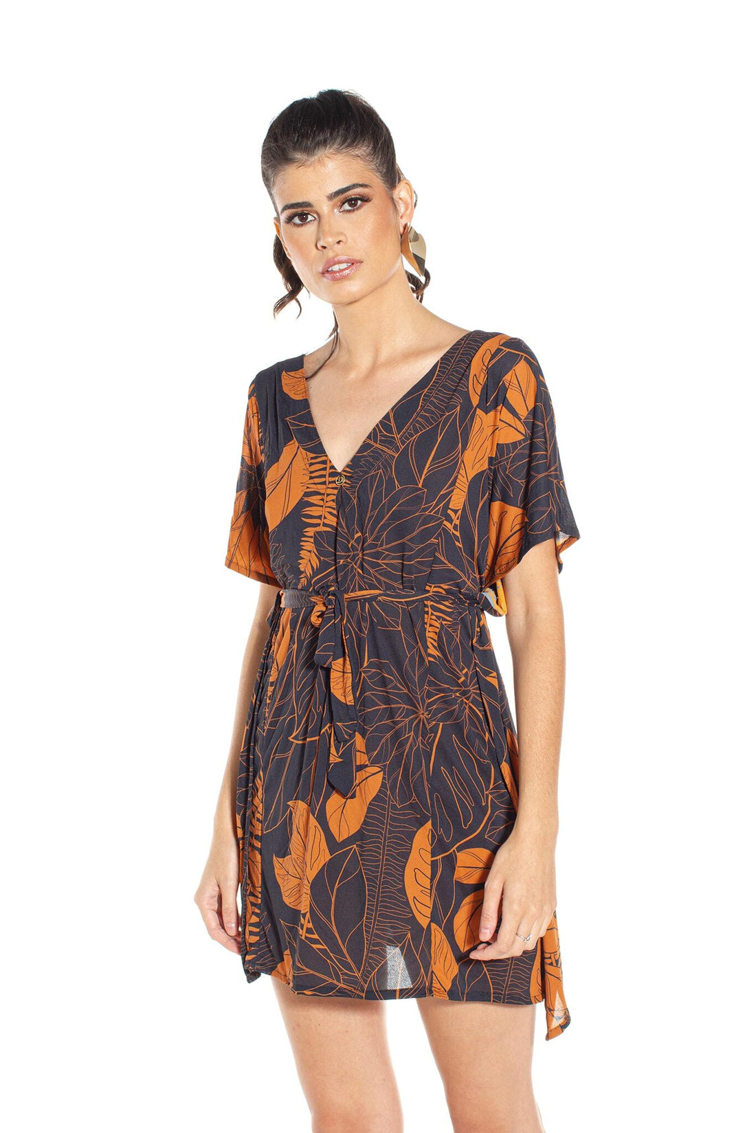 Model Front: Lua Morena Maxi Dresses Kaftan Frente-Costas Crepe Folhagem Terra