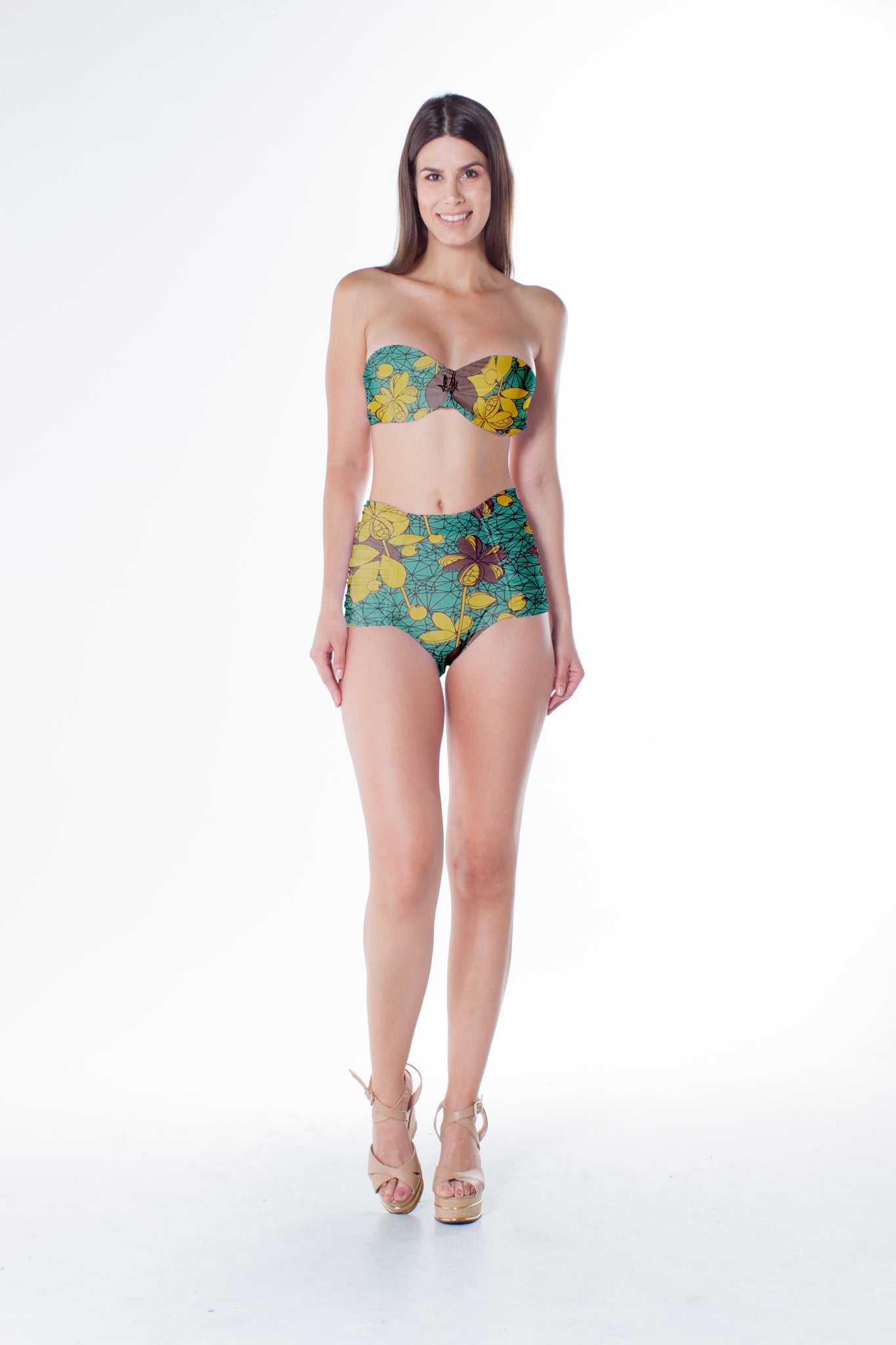 Model Front: Lua Morena Top Top Franzido Metal Rendeira